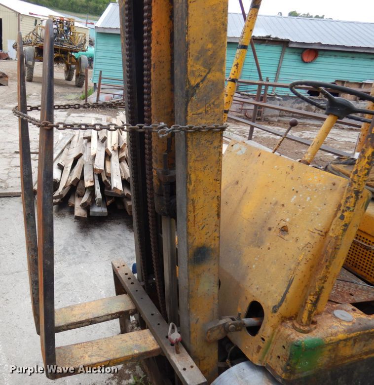 image for item IT9383 Hyster S40B  forklift