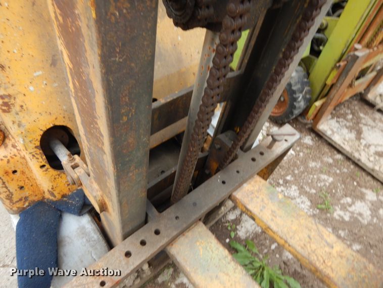 image for item IT9383 Hyster S40B  forklift