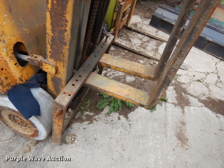 image for item IT9383 Hyster S40B  forklift