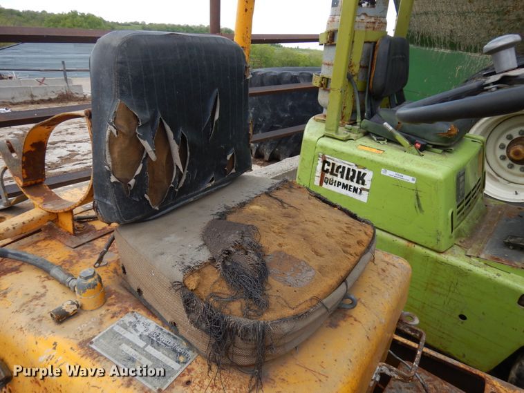 image for item IT9383 Hyster S40B  forklift