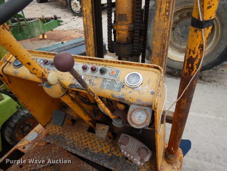 image for item IT9383 Hyster S40B  forklift