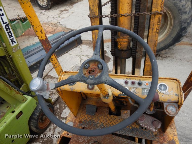 image for item IT9383 Hyster S40B  forklift