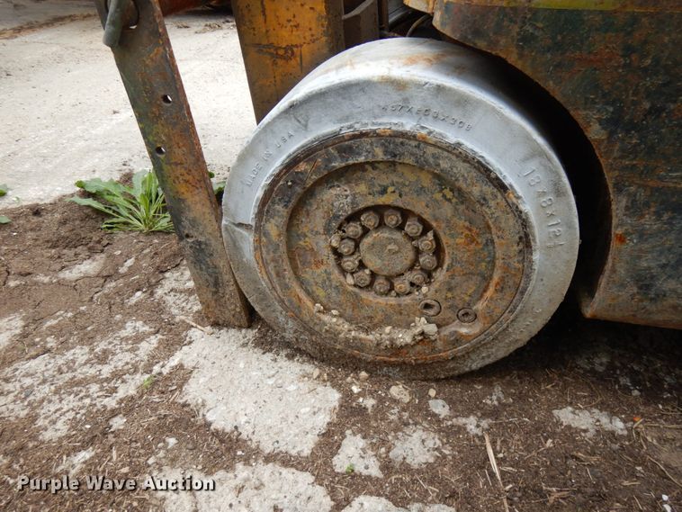 image for item IT9383 Hyster S40B  forklift