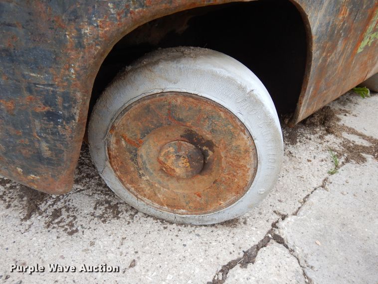 image for item IT9383 Hyster S40B  forklift