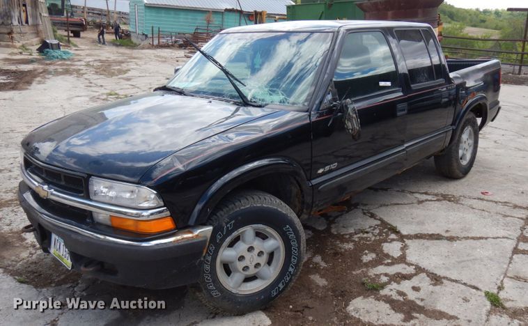 image for item IT9397 2001 Chevrolet S10  Crew Cab pickup truck