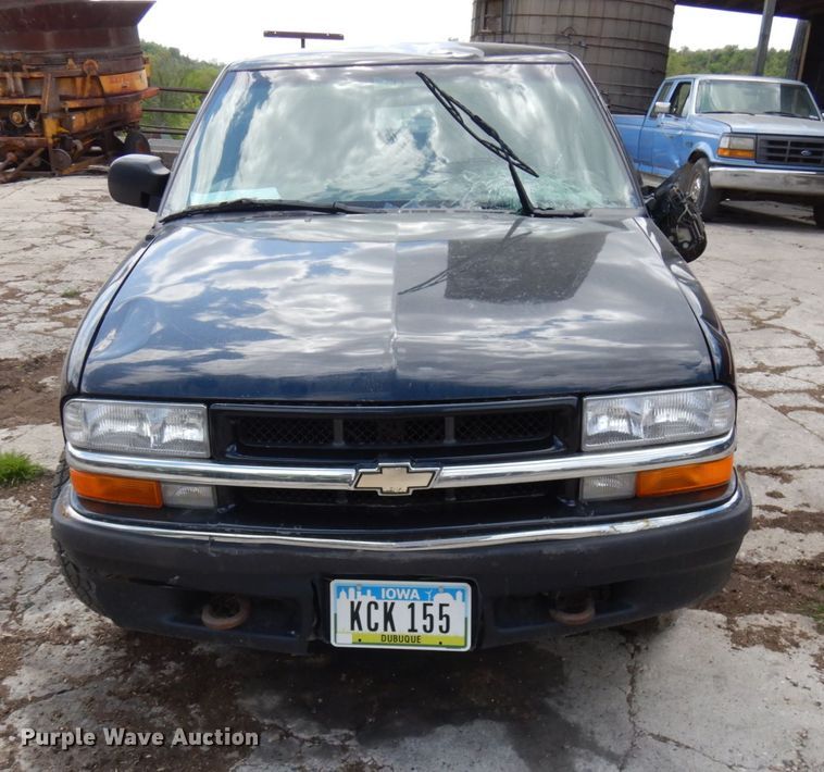 image for item IT9397 2001 Chevrolet S10  Crew Cab pickup truck