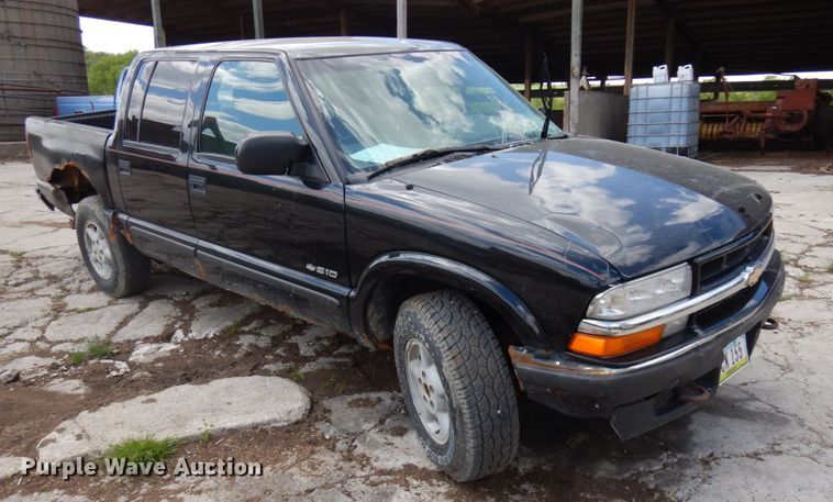 image for item IT9397 2001 Chevrolet S10  Crew Cab pickup truck