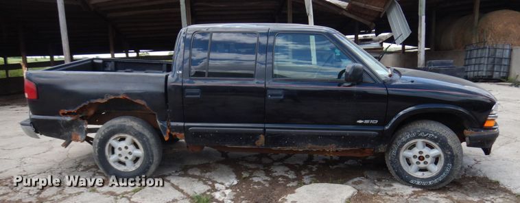 image for item IT9397 2001 Chevrolet S10  Crew Cab pickup truck