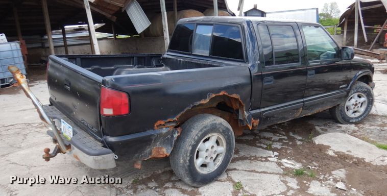 image for item IT9397 2001 Chevrolet S10  Crew Cab pickup truck