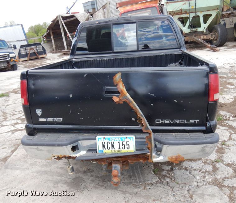 image for item IT9397 2001 Chevrolet S10  Crew Cab pickup truck