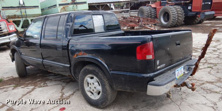 image for item IT9397 2001 Chevrolet S10  Crew Cab pickup truck