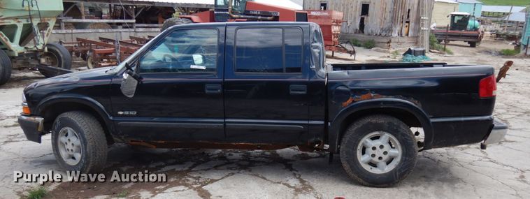 image for item IT9397 2001 Chevrolet S10  Crew Cab pickup truck