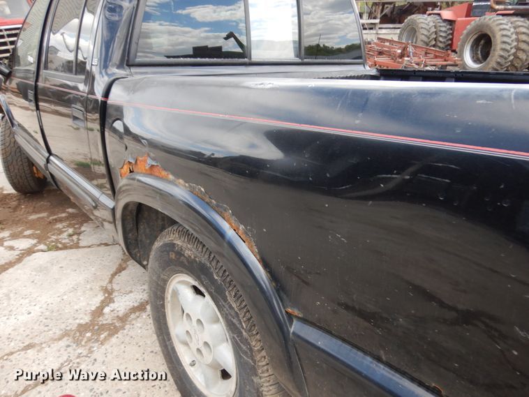 image for item IT9397 2001 Chevrolet S10  Crew Cab pickup truck