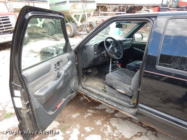 image for item IT9397 2001 Chevrolet S10  Crew Cab pickup truck