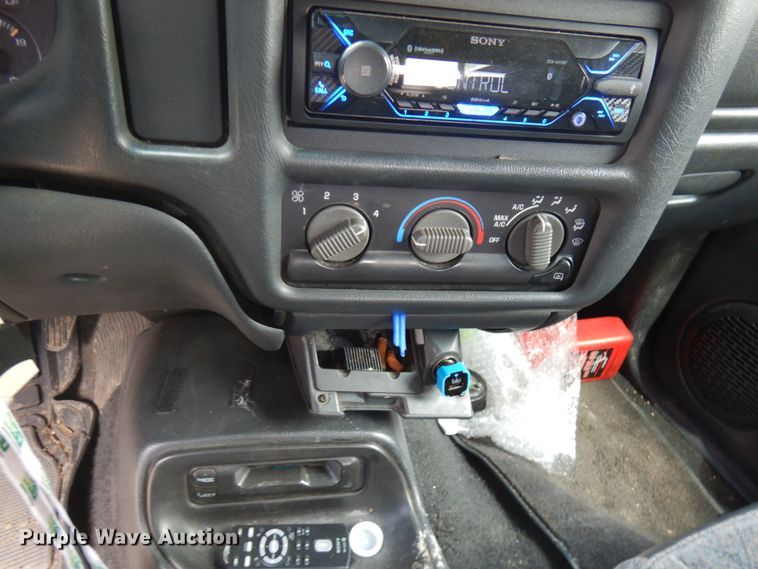 image for item IT9397 2001 Chevrolet S10  Crew Cab pickup truck