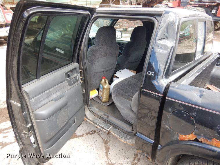 image for item IT9397 2001 Chevrolet S10  Crew Cab pickup truck