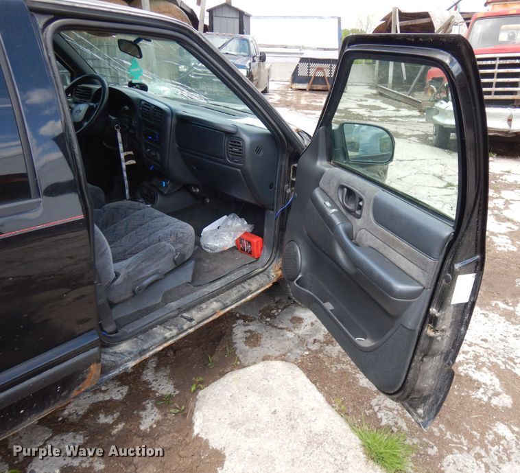 image for item IT9397 2001 Chevrolet S10  Crew Cab pickup truck