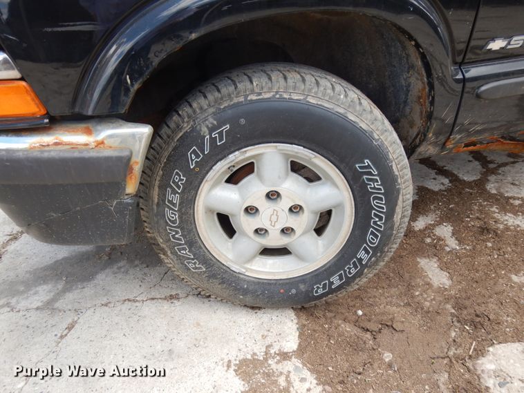 image for item IT9397 2001 Chevrolet S10  Crew Cab pickup truck