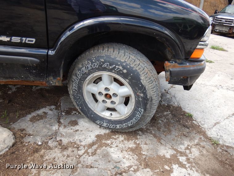 image for item IT9397 2001 Chevrolet S10  Crew Cab pickup truck