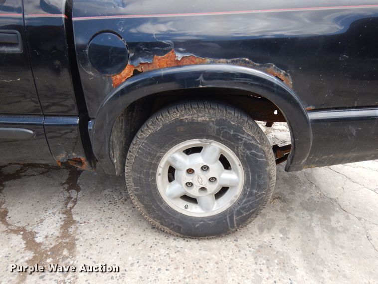 image for item IT9397 2001 Chevrolet S10  Crew Cab pickup truck