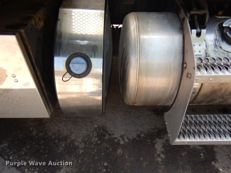 image for item IT9414 2014 Peterbilt 337  rollback truck