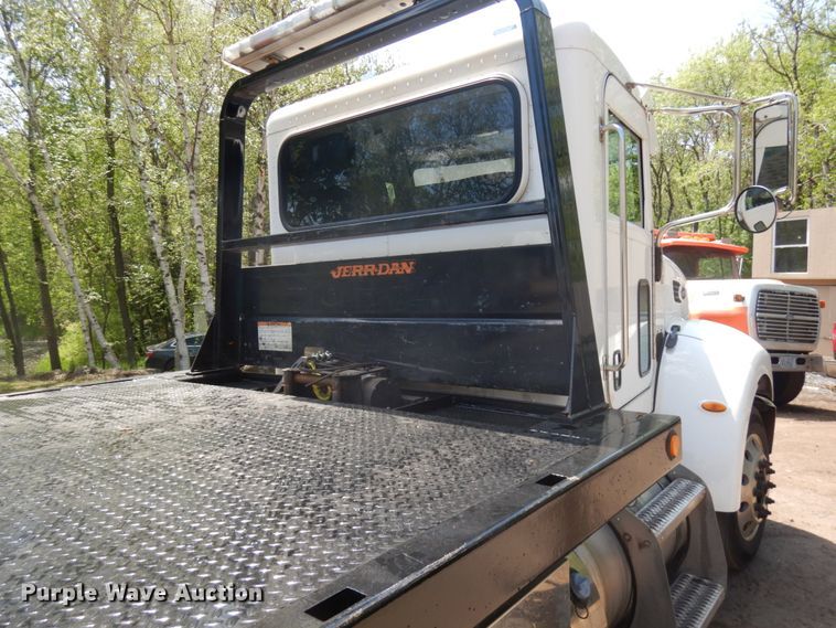 image for item IT9414 2014 Peterbilt 337  rollback truck