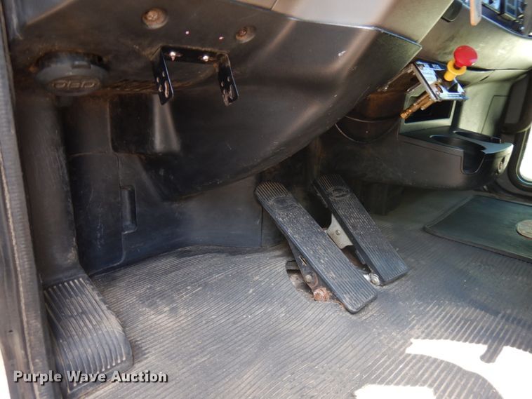 image for item IT9414 2014 Peterbilt 337  rollback truck