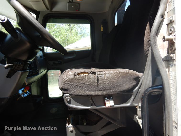 image for item IT9414 2014 Peterbilt 337  rollback truck