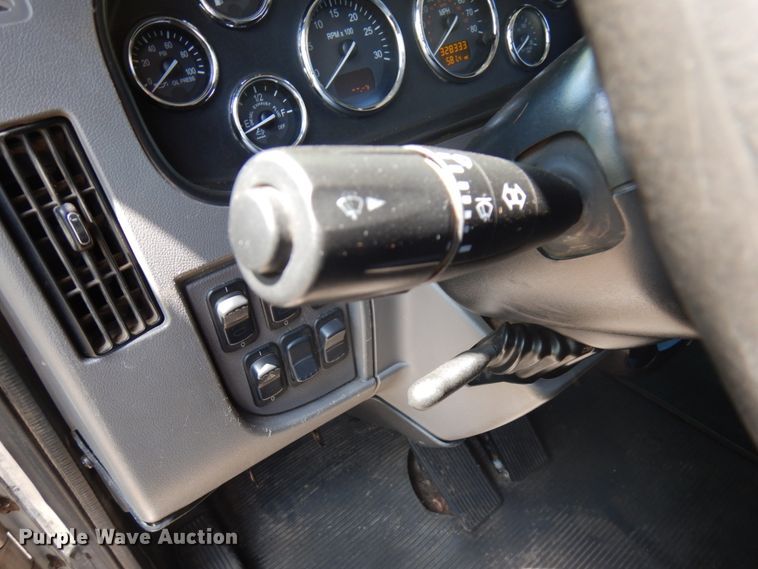 image for item IT9414 2014 Peterbilt 337  rollback truck