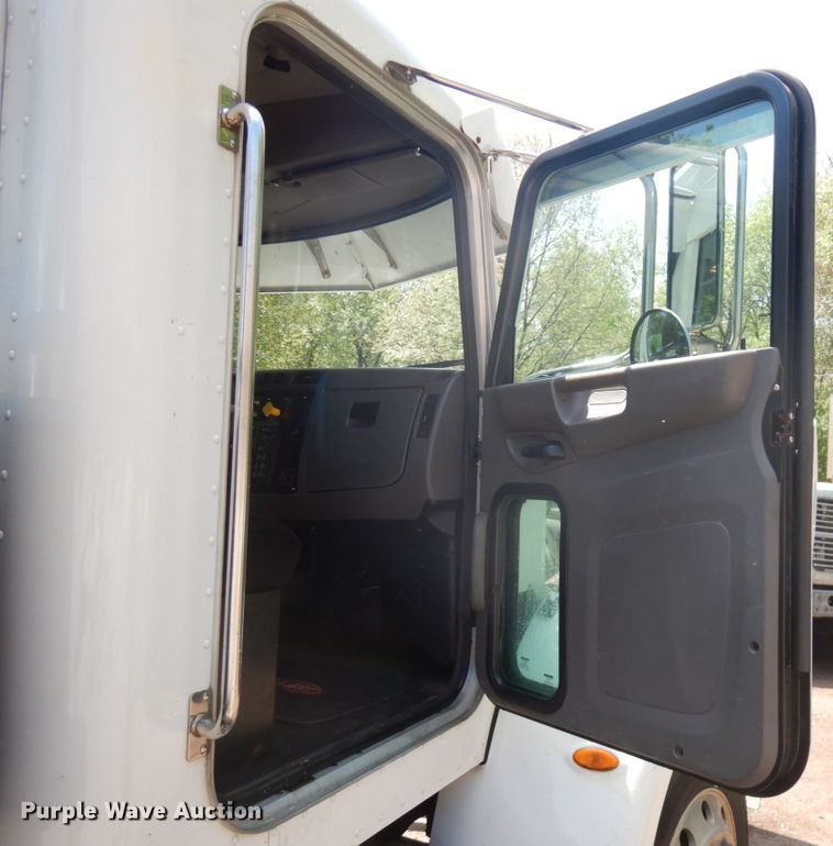 image for item IT9414 2014 Peterbilt 337  rollback truck