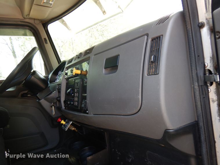 image for item IT9414 2014 Peterbilt 337  rollback truck