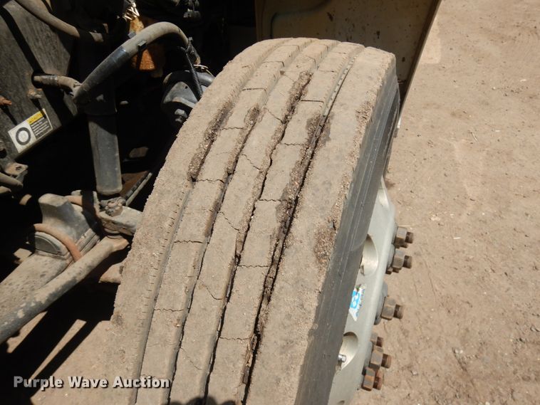 image for item IT9414 2014 Peterbilt 337  rollback truck