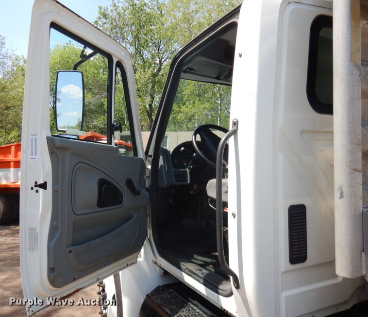 image for item IT9415 2007 International 4300  rollback truck