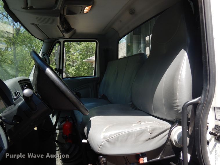 image for item IT9415 2007 International 4300  rollback truck