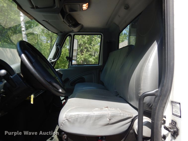 image for item IT9415 2007 International 4300  rollback truck