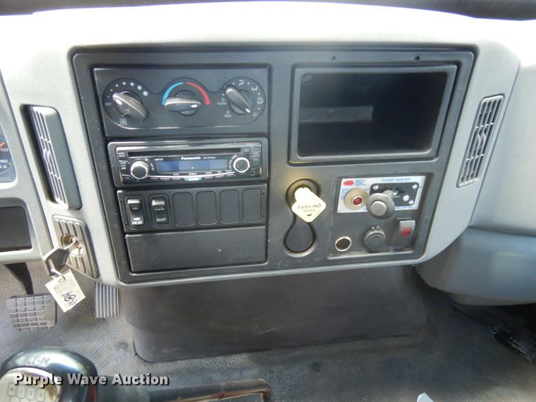 image for item IT9415 2007 International 4300  rollback truck