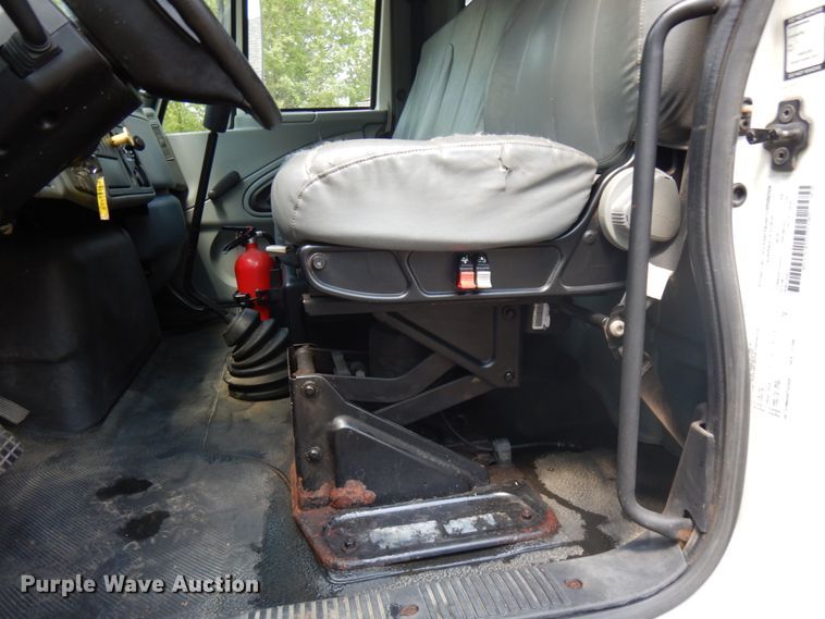 image for item IT9415 2007 International 4300  rollback truck