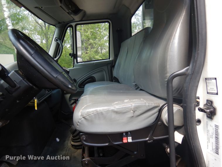 image for item IT9415 2007 International 4300  rollback truck