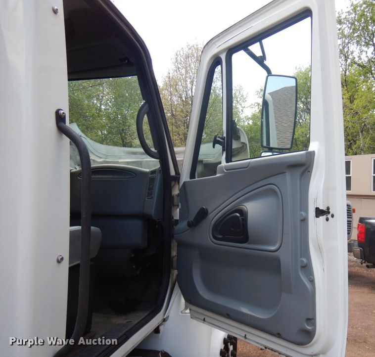 image for item IT9415 2007 International 4300  rollback truck