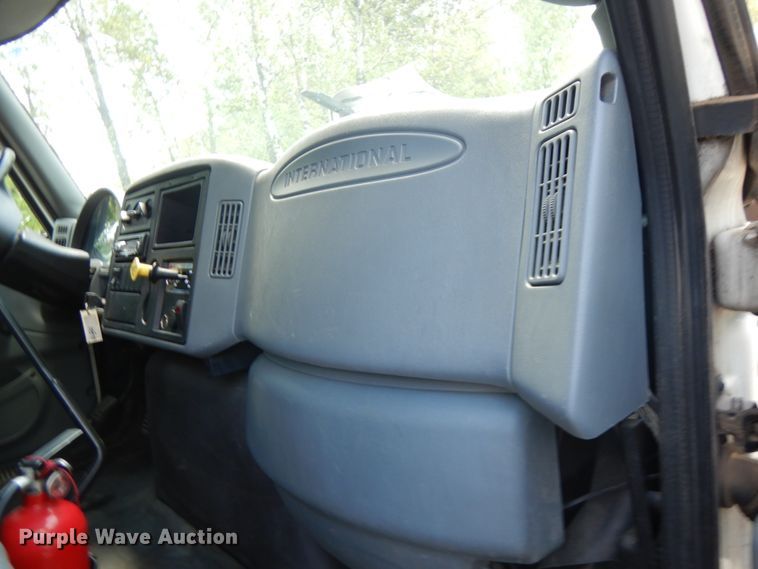 image for item IT9415 2007 International 4300  rollback truck