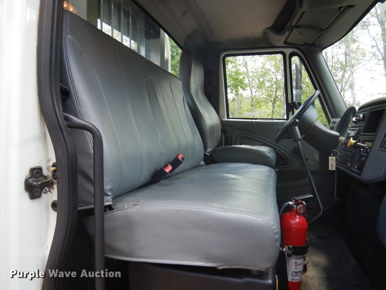 image for item IT9415 2007 International 4300  rollback truck