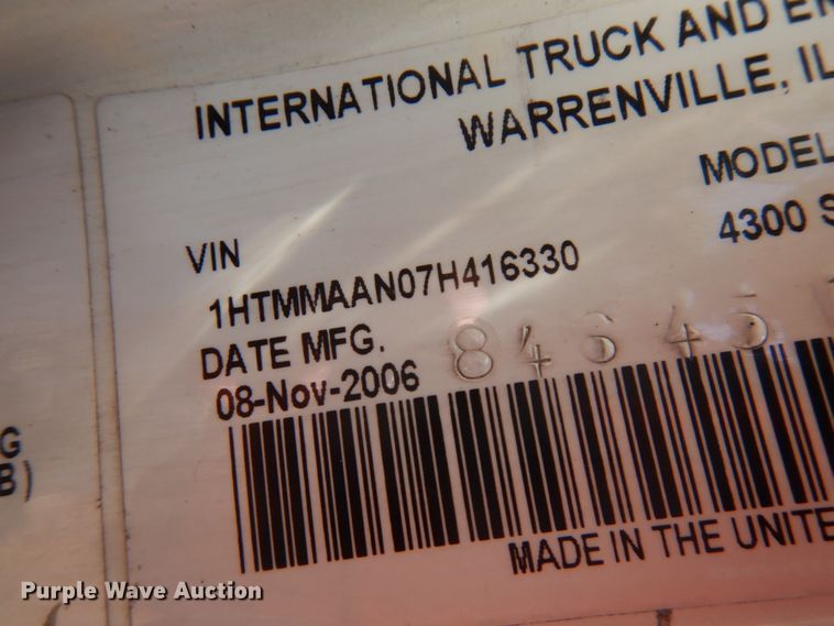 image for item IT9415 2007 International 4300  rollback truck