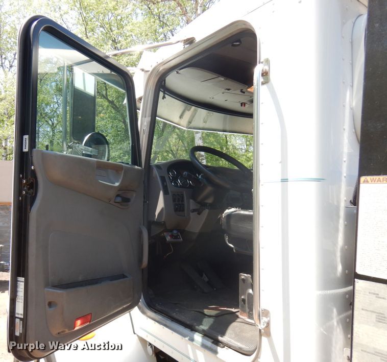 image for item IT9416 2014 Peterbilt 337  rollback truck