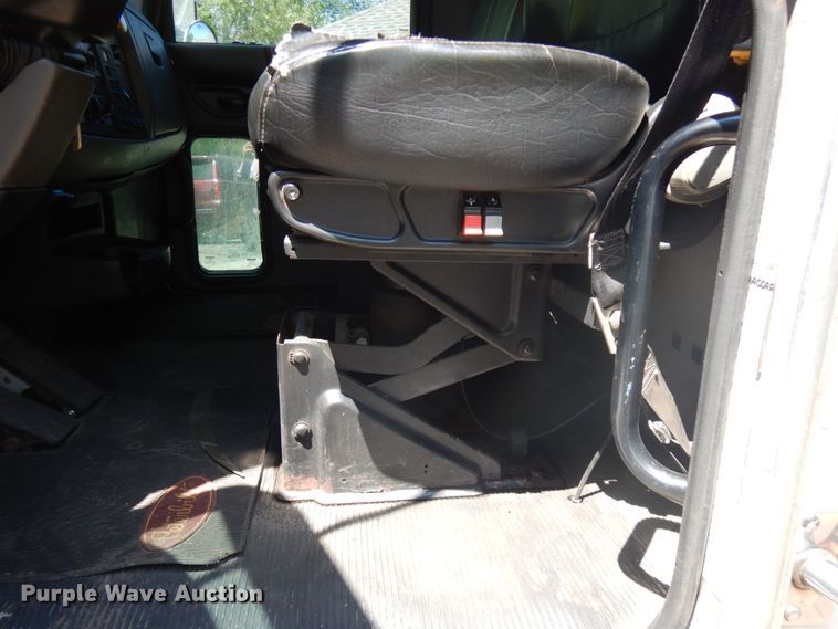 image for item IT9416 2014 Peterbilt 337  rollback truck