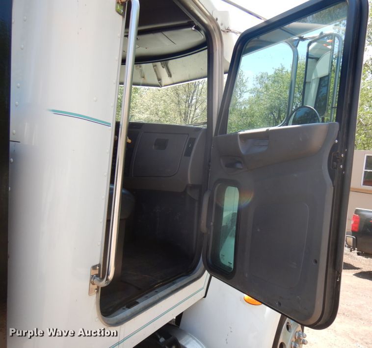 image for item IT9416 2014 Peterbilt 337  rollback truck