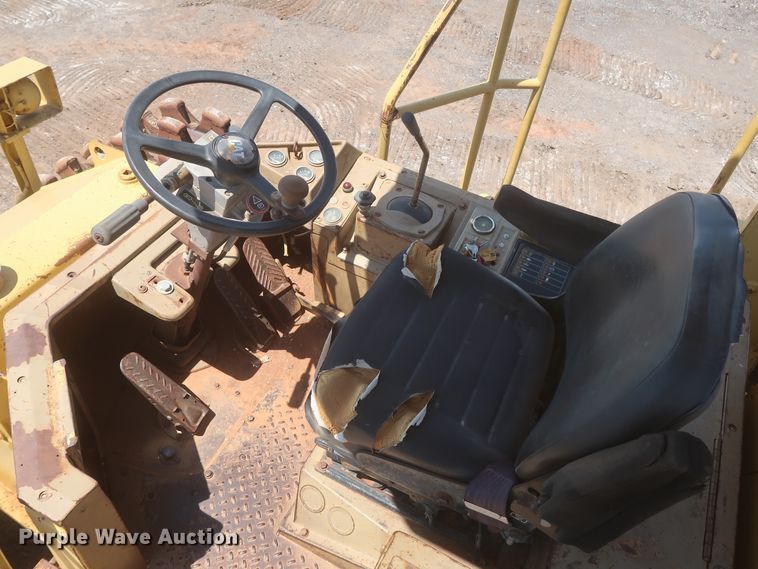 image for item DJ1835 1989 Caterpillar 815B  soil compactor