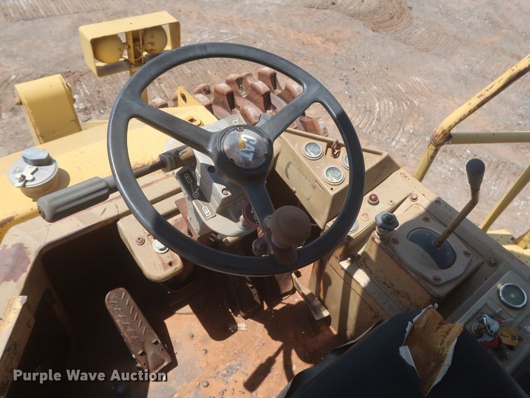 image for item DJ1835 1989 Caterpillar 815B  soil compactor