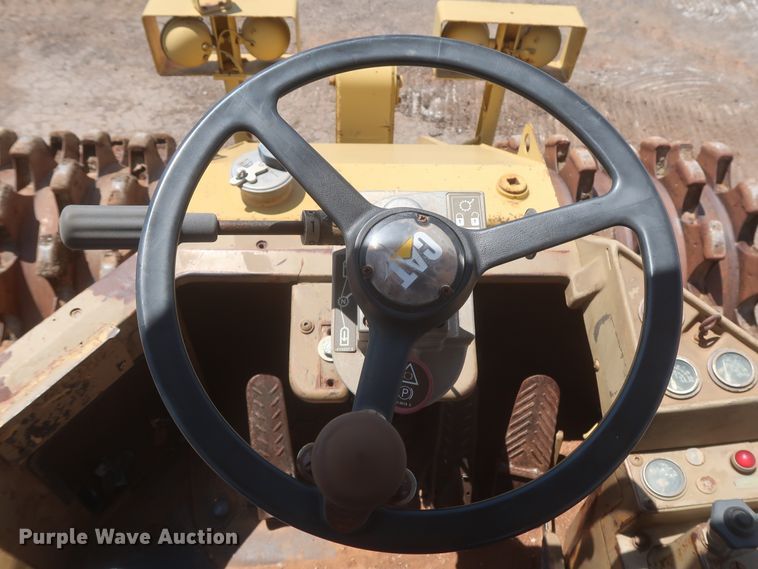 image for item DJ1835 1989 Caterpillar 815B  soil compactor