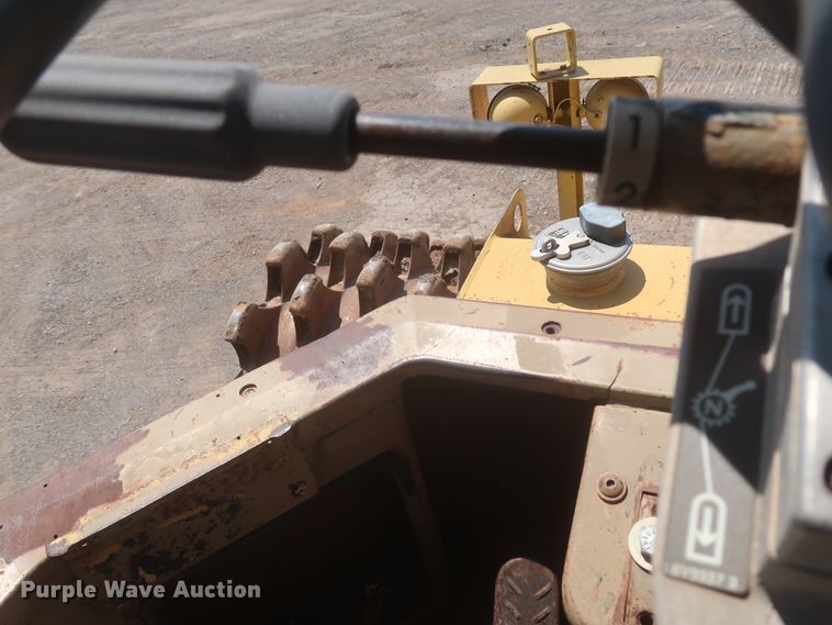 image for item DJ1835 1989 Caterpillar 815B  soil compactor