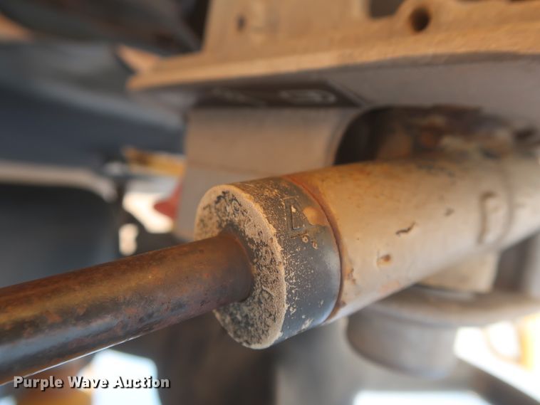 image for item DJ1835 1989 Caterpillar 815B  soil compactor